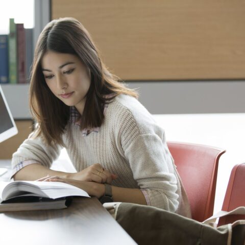 hoc nganh kinh te nen du hoc nuoc nao -01