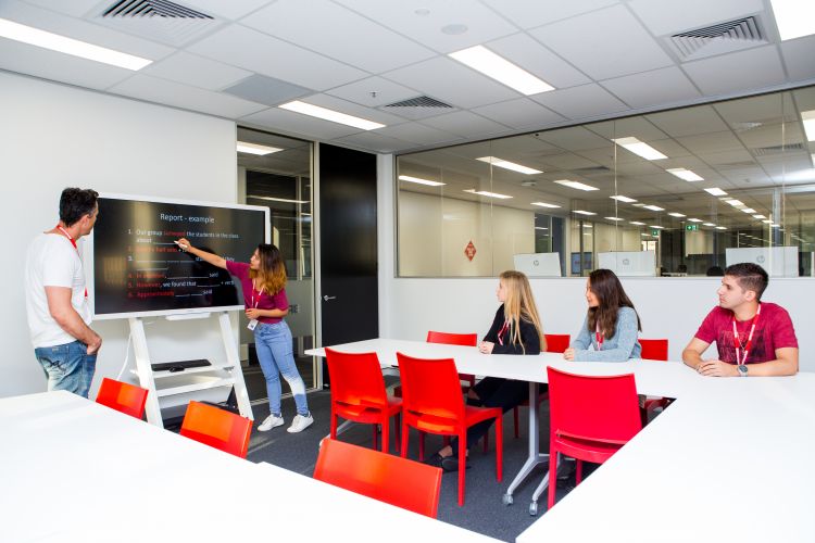 Trường Browns English Language School  1